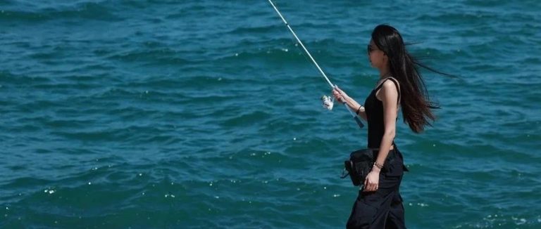 【野钓技巧】烈日下垂钓秘籍：打破常规，照样连竿爆护！